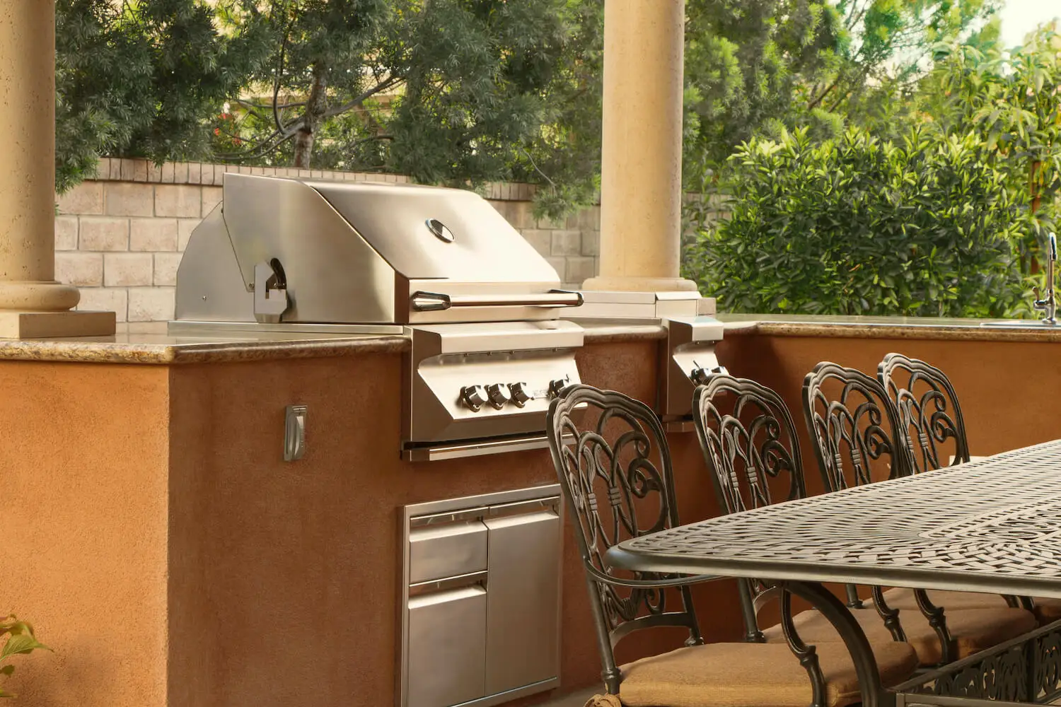 OUTDOOR KITCHEN