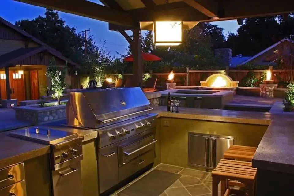 outdoor kitchen customized